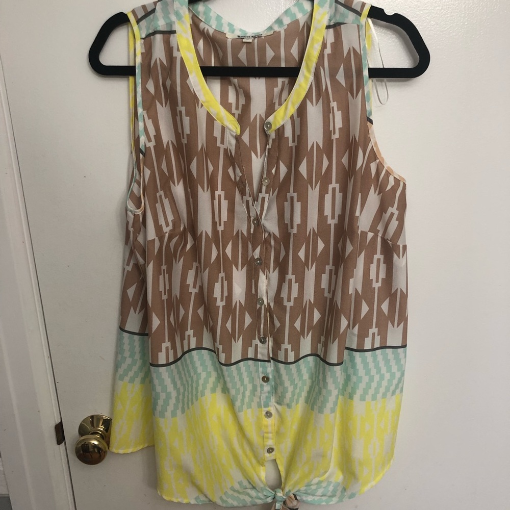 Geometric tank with buttons and tie
